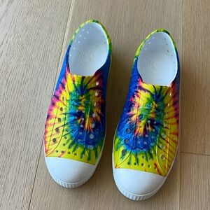 Kids Native Jefferson, size J2. Tie-die color.